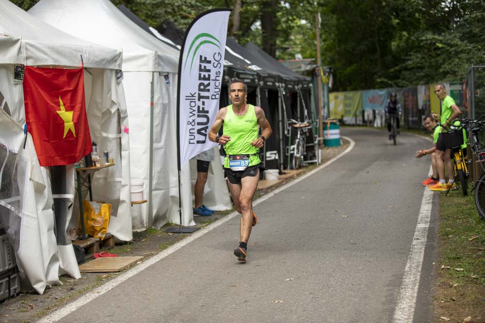 an unserem Zelt vorbei